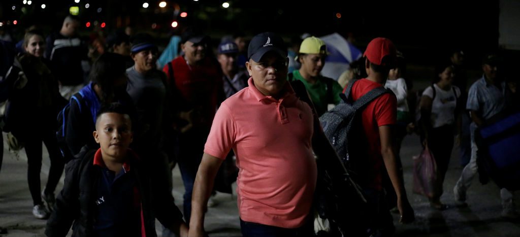 “¡Sólo un muro o barrera de acero mantendrá seguro a nuestro país!”: Trump ante nueva caravana migrante