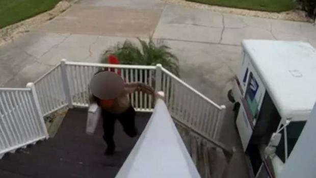 [TLMD - NY] Cartero apresurado toma inusual atajo