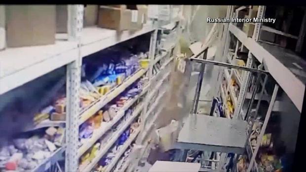[TLMD - NATL] Camión destroza todo a su paso al incrustarse en supermercado