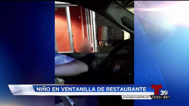 Niño “trabajando” en McDonalds asombra a clientes