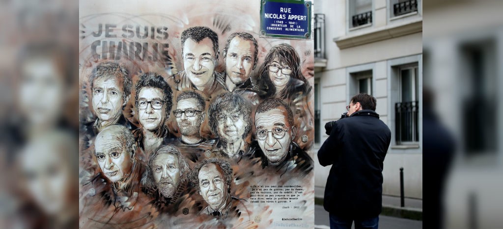 Así recuerdan a las víctimas de ‘Charlie Hebdo’, a cuatro años del atentado contra la revista satírica (Fotos)