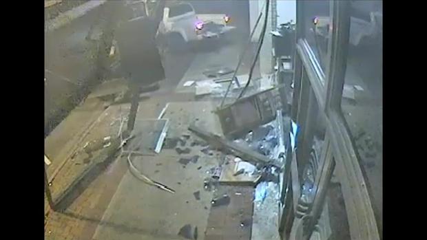 [TLMD - LV] Usan excavadora para robar un banco