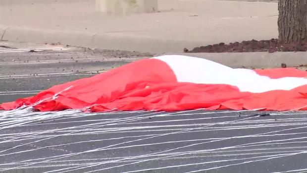 Increíbles imágenes: avión cae sobre una camioneta  