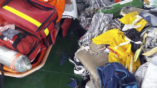 Tragedia aérea: avión se estrella en el mar