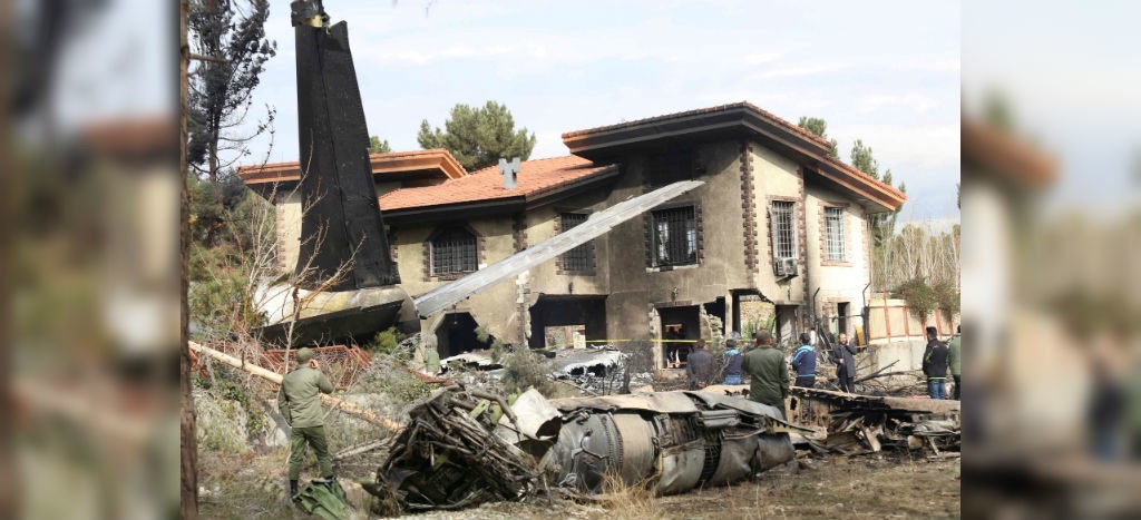 Mueren 15 personas al estrellarse avión de carga en Irán (Fotos y Video)