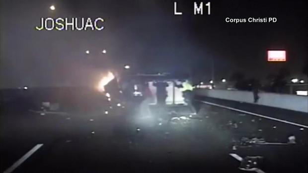 [TLMD - LV] Rescatan a hombre de vehículo en llamas