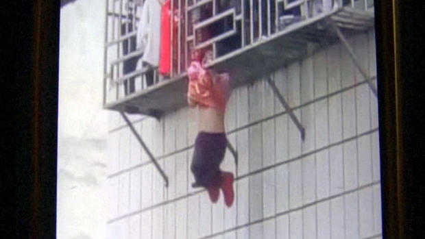 Captan sensacional rescate de niña colgando de edificio