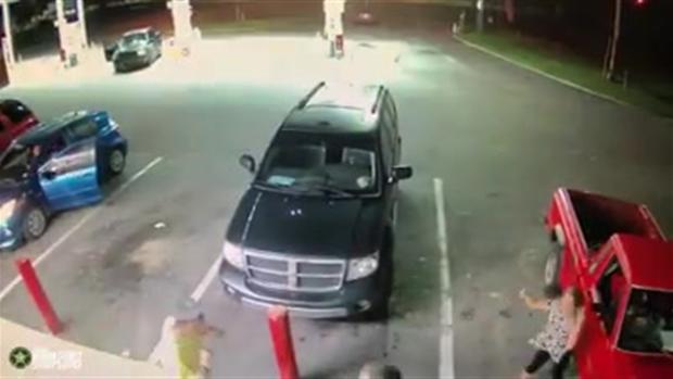 Brutal ataque a familia en gasolinera