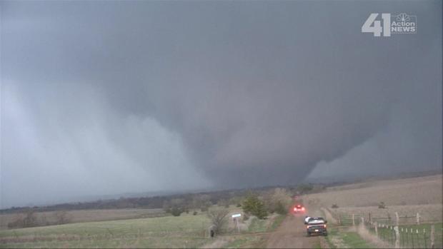 Impresionante tornado queda captado en cámara