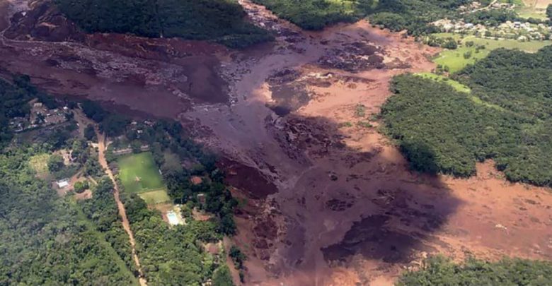 Colapsa dique en Brasil y un mar de lodo arrasa casas; 200 desaparecidos (Videos)