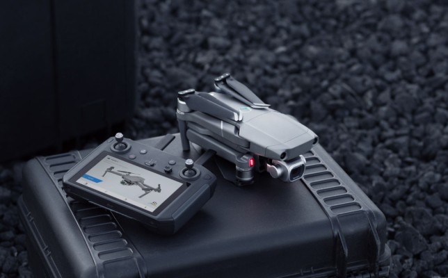 DJI finalmente lanza un controlador Mavic 2 de $ 650 con pantalla incorporada