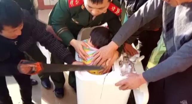 [TLMD - NATL] Dramático rescate de niña atascada en lavadora