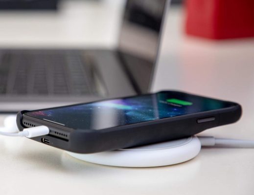 El nuevo estuche para iPhone de Mophie carga su teléfono sin ocupar el puerto Lightning