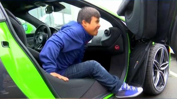 [TLMD - SD] Niño migrante cumple su sueño a bordo de lujoso auto