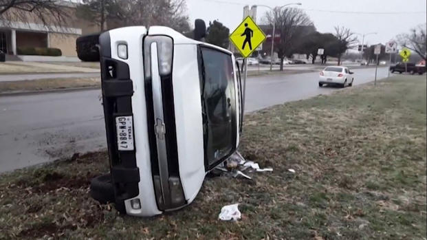 [TLMD] Conductor sale volando tras volcarse su auto por hielo en la vía