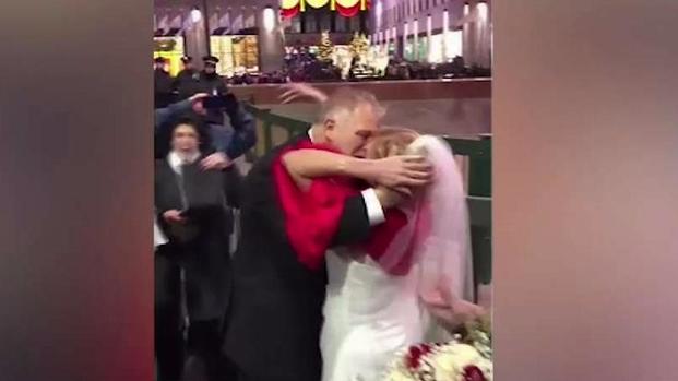 [TLMD - NY] Pareja se casa bajo famoso árbol navideño