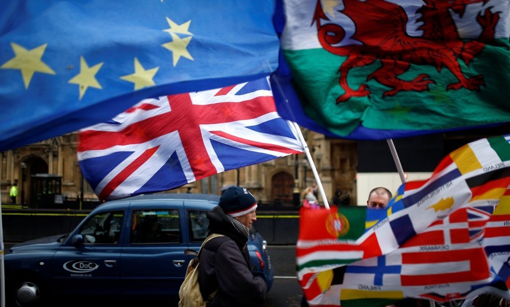 Francia y Alemania no renegociarán acuerdo sobre Brexit; May busca apoyo ante moción de censura