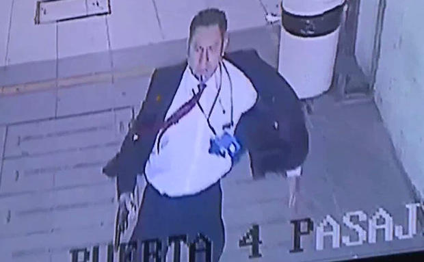 Policía: mata a expareja a tiros en un mercado