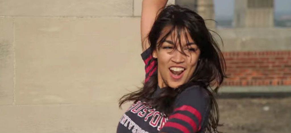 Intentan desprestigiar a la congresista más joven de EU… y la hacen más popular (Video)