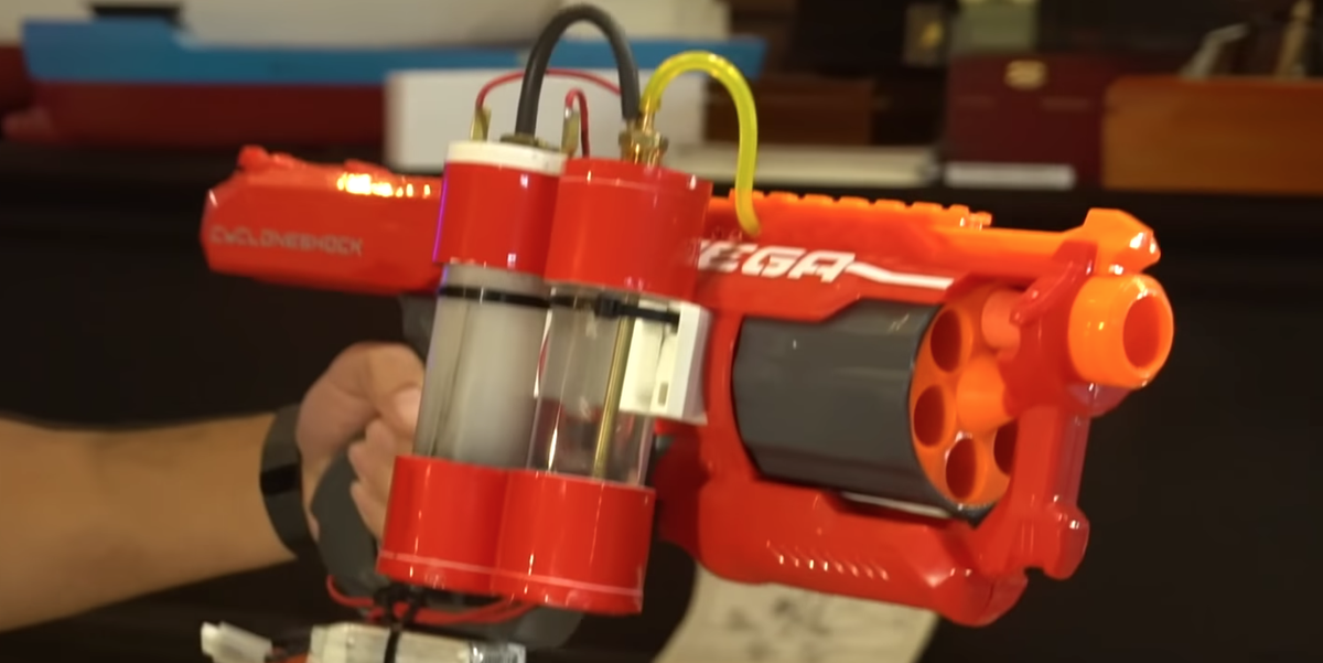 La pistola Nerf alimentada por hidrógeno es tan poderosa que desgarra los dardos