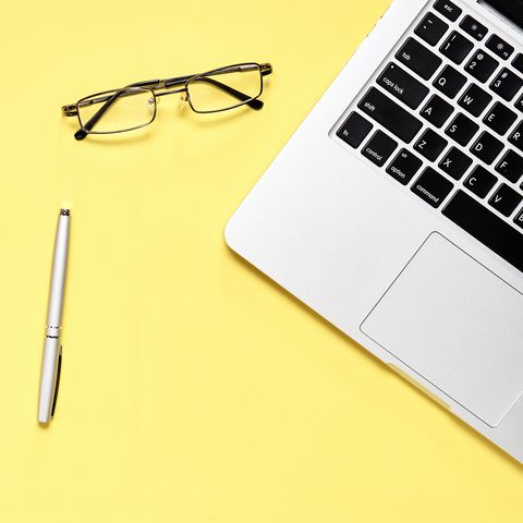 Directamente sobre el plano de la tableta digital con lápiz y portátil sobre fondo amarillo Directamente sobre el plano de la tableta digital con lápiz y portátil sobre fondo amarillo