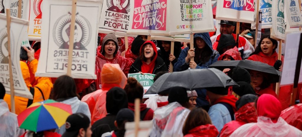 Más de 30 mil maestros de Los Ángeles, en paro indefinido