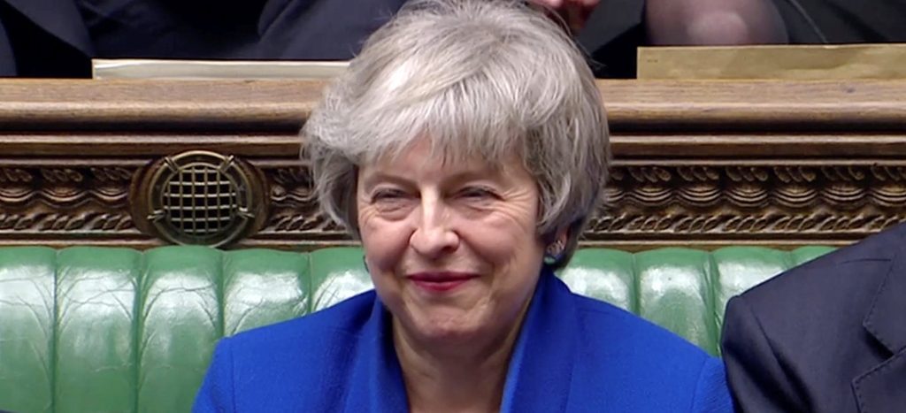 May supera moción de censura y permanece como primera ministra; deberá presentar plan sobre Brexit el lunes