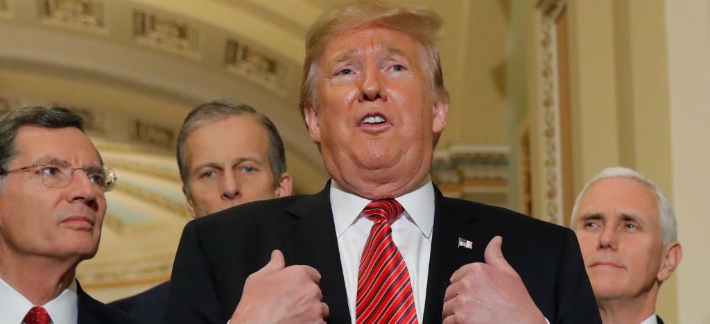 Trump se levanta y se va de encuentro con líderes demócratas en el Congreso