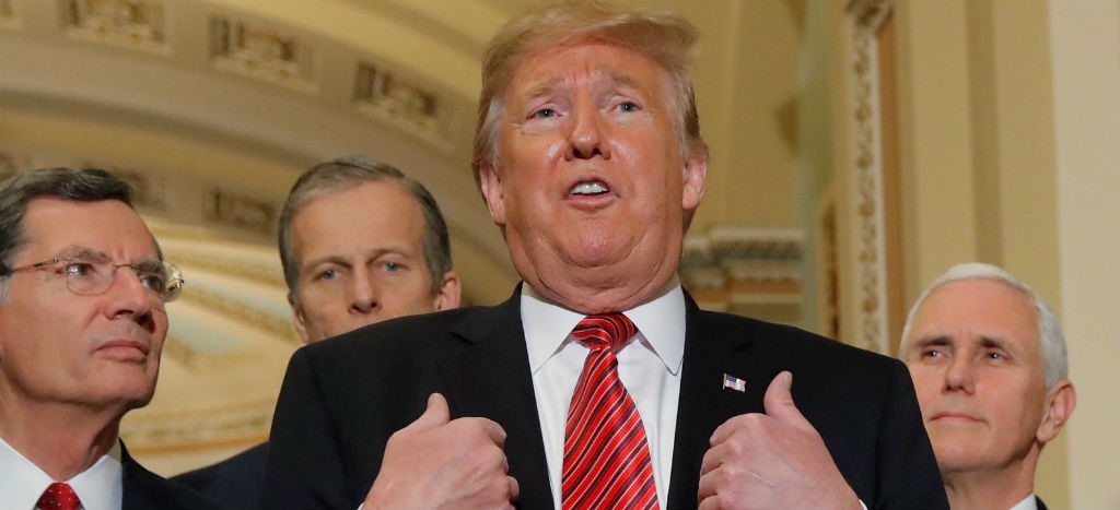 Trump se levanta y se va de encuentro con líderes demócratas en el Congreso