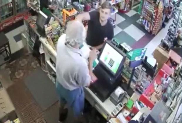 Ladrón le descarga supuesta pistola "taser" a cajero anciano