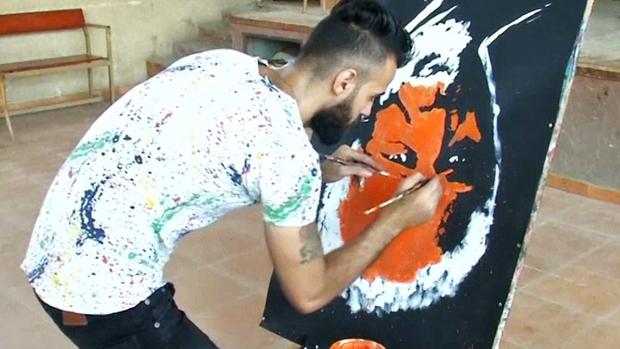 El curioso caso del artista que pinta al revés