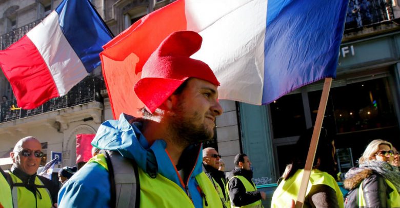 ‘Chalecos amarillos’ presionan a Macron y piden a franceses retirar dinero de cuentas bancarias