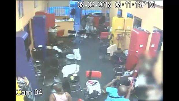 [TLMD - Houston] Increíble: Entran a robar peluquería y dueño los saca a escobazos