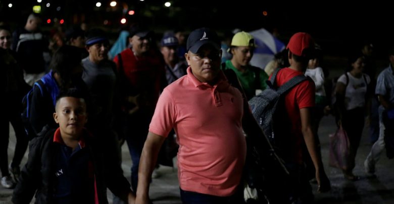 “¡Sólo un muro o barrera de acero mantendrá seguro a nuestro país!”: Trump ante nueva caravana migrante