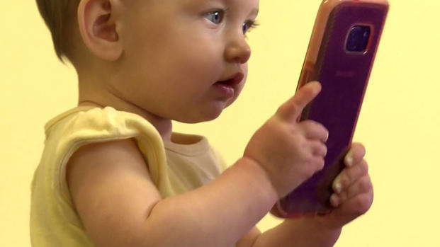 ¿Tu hijo quiere celular? Primero mira los juguetes de entrenamiento