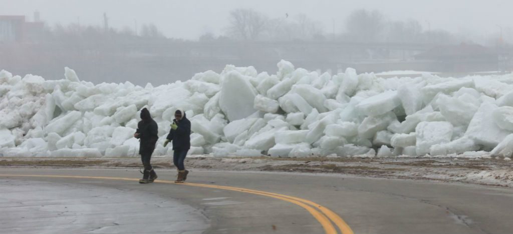 “Tsunami” de hielo sorprende a Canadá