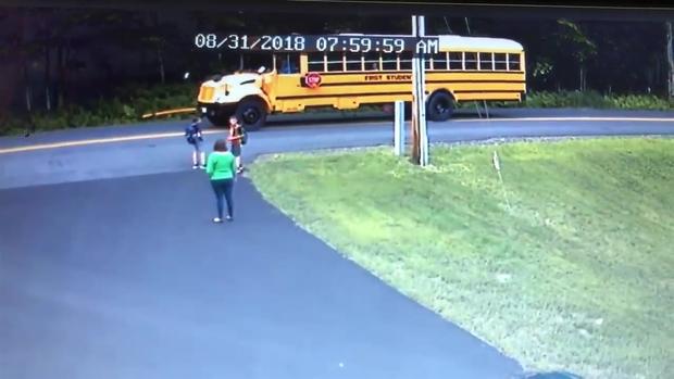 [TLMD - LV] Captan momento en que auto casi atropella a niño