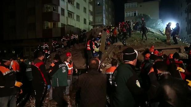 [TLMD - LV] Más imágenes del derrumbe de edificio en Estambul