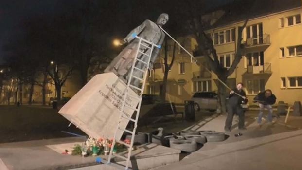 Derriban estatua de fallecido cura señalado por supuestos abusos a niños