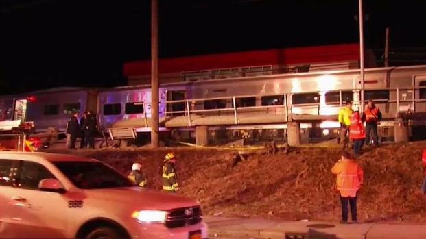 [TLMD - NY] Muertos tras choque entre vehículo y trenes de pasajero