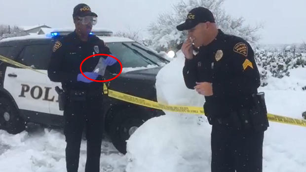 Viral: policía prueba “polvo sospechoso” en plena investigación 