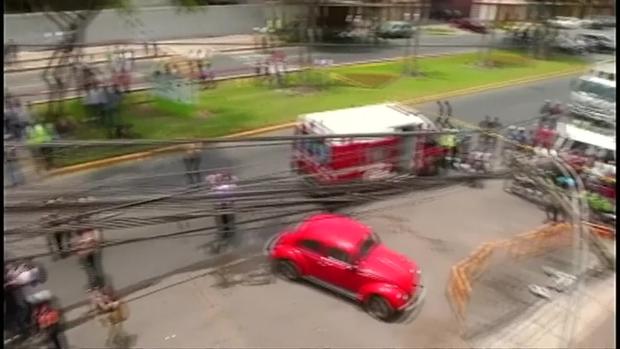 [TLMD - LV] Avioneta aterriza en plena avenida en Perú