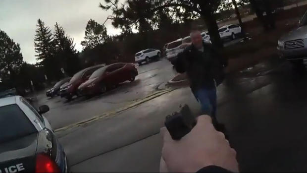 [TLMD - ARI] En video: oficial dispara a hombre acusado de portar un cuchillo