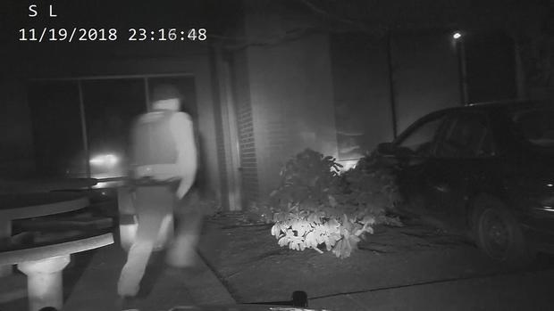 [TLMD - LV] Fugitivo baja de auto y se atropella a sí mismo