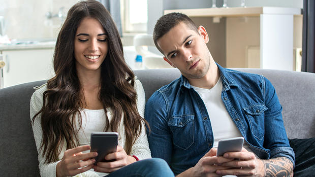 Señales de que tu pareja te espía en WhatsApp