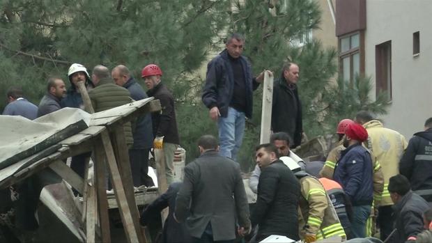 [TLMD - LV] Momento en que se derrumba un edificio en Turquía