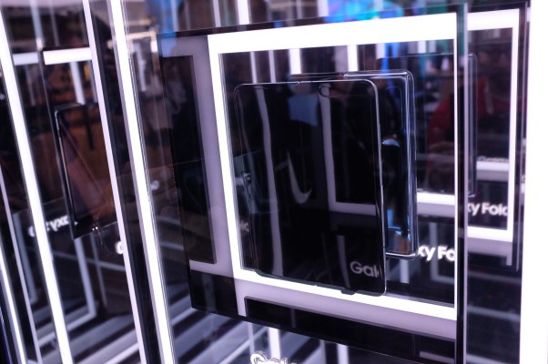 He aquí el Samsung Galaxy Fold bajo el cristal