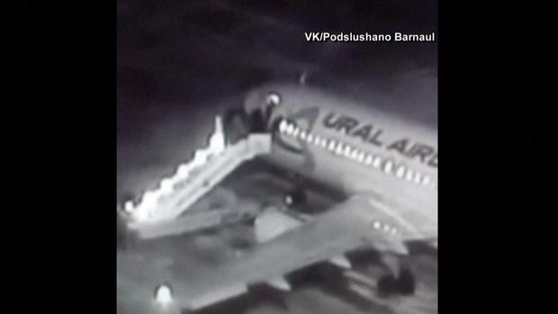 Varios heridos tras romperse escalera de avión