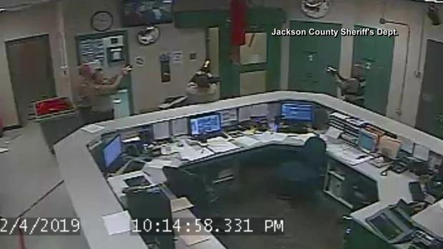 [TLMD - LV] Reo intenta escaparse de la cárcel y se cae del techo