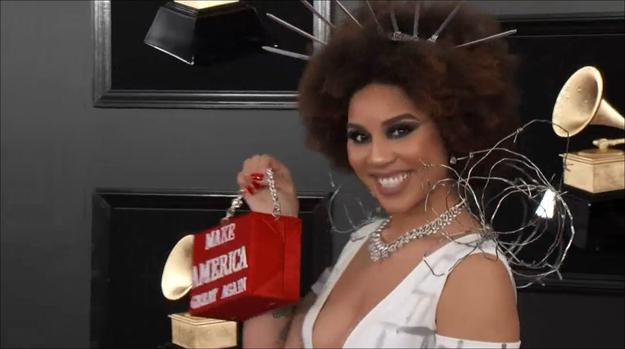 [TLMD - NATL] Cantante se aparece en los Grammy vestida como el muro de Trump